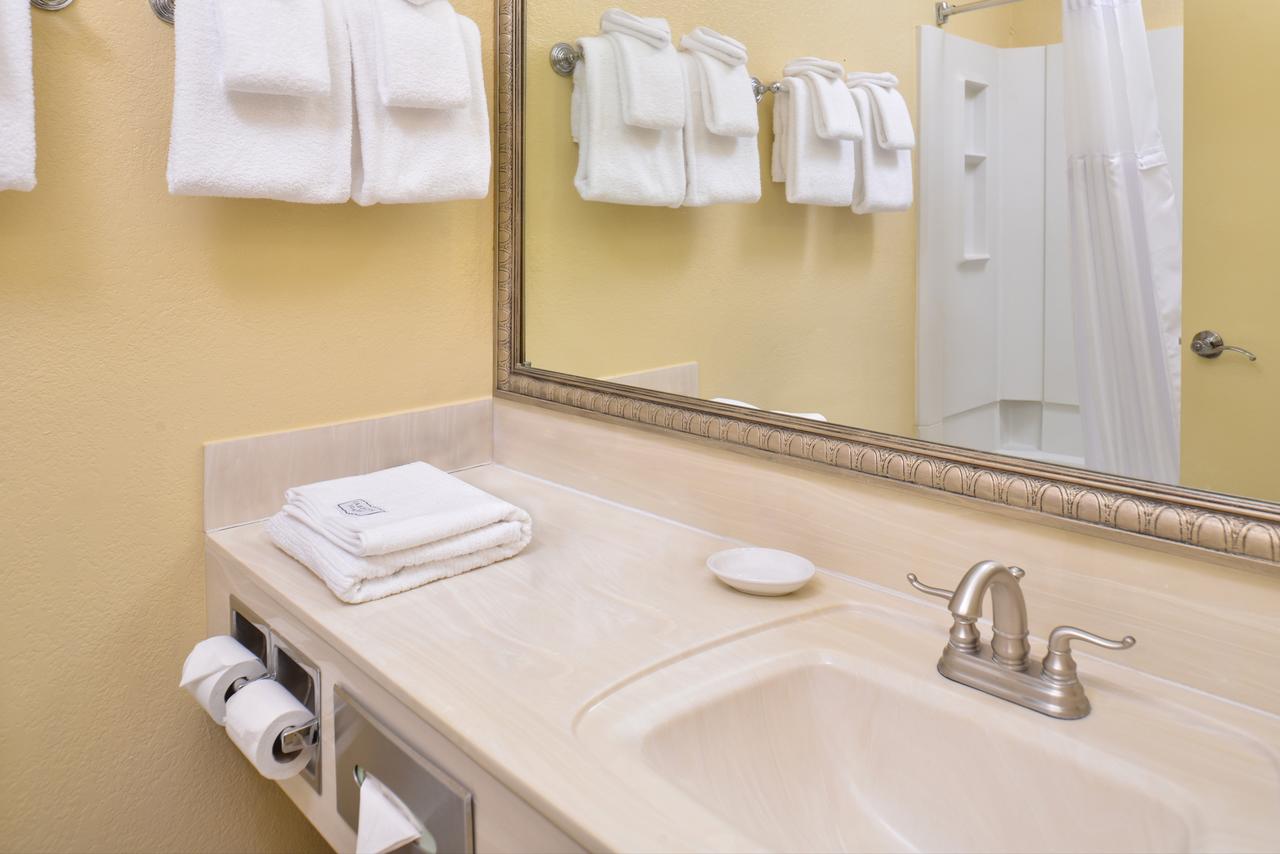 two king suite bathroom